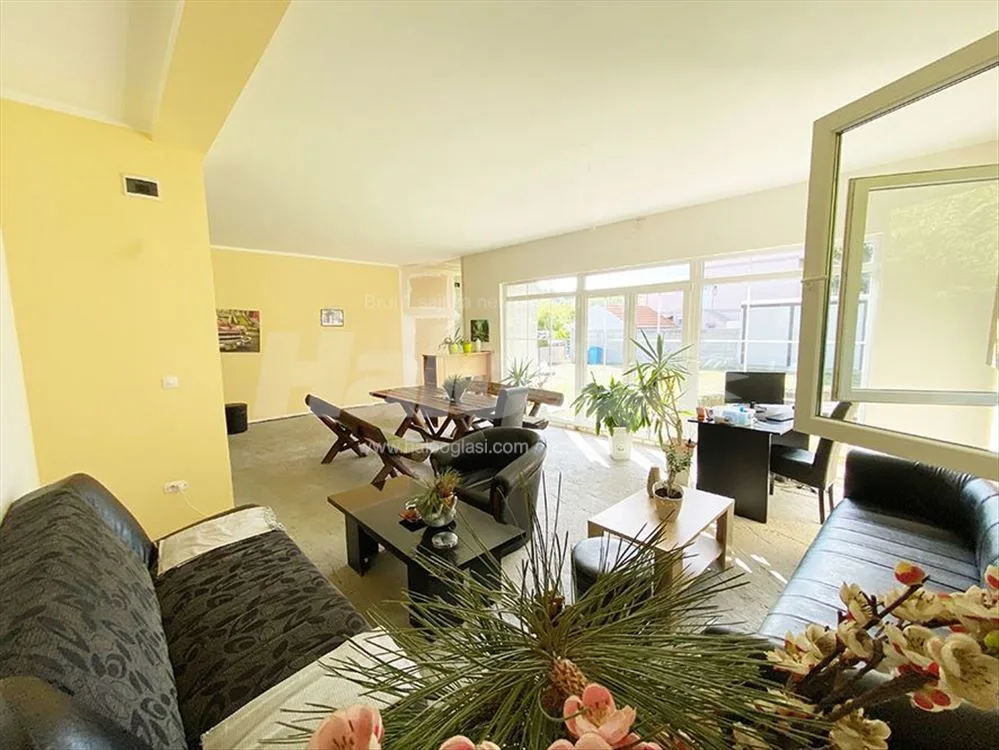 Kuća 290 m² sa poslovnim prostorom, plac 19 ari — 13