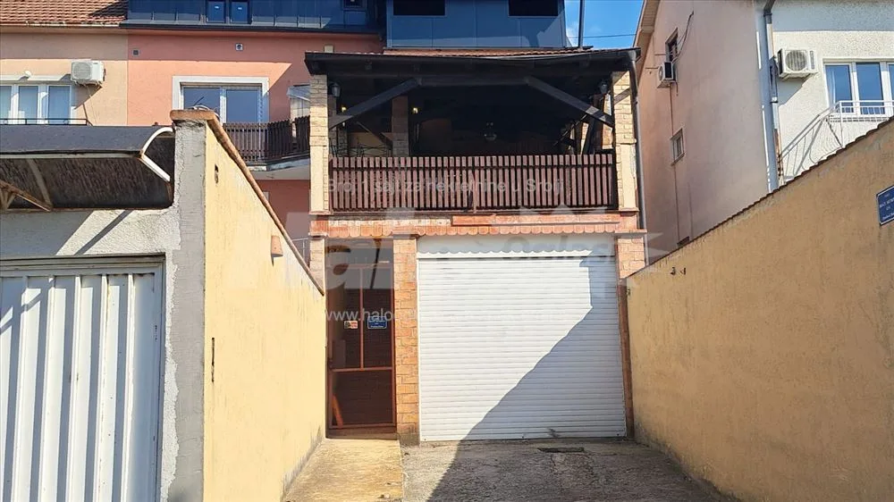 Kuća (480m2) za višečlanu porodicu — 2