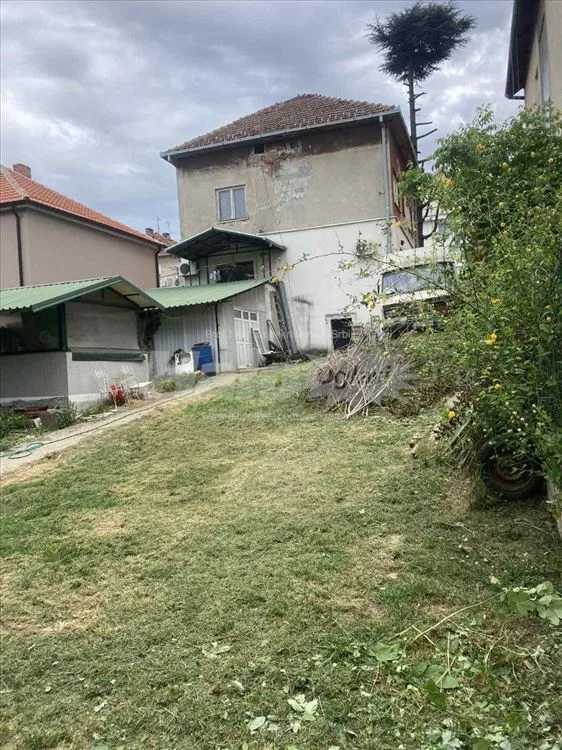 Kuća Banovo Brdo (gornji sprat sa zasebnim ulazo) — 2