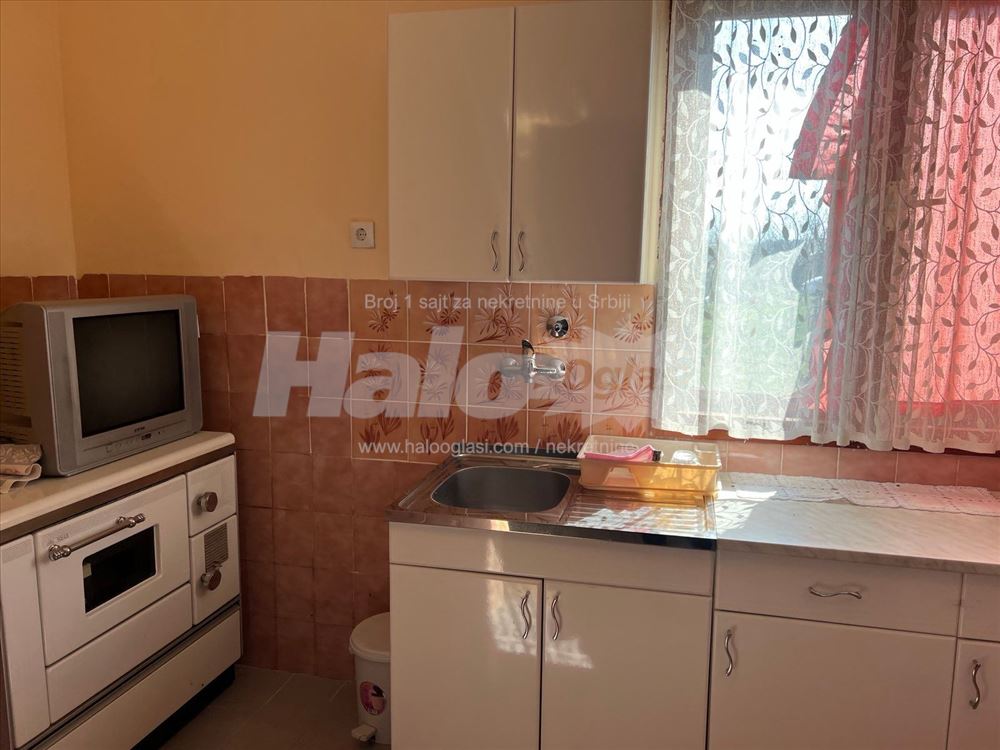 Kuća i okućnica na prodaju — 6