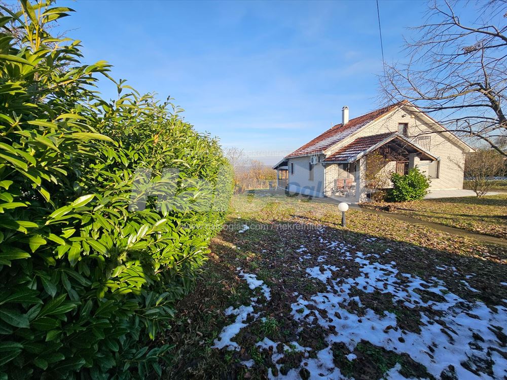 Kuća na prodaju, plac 1 hektar — 2