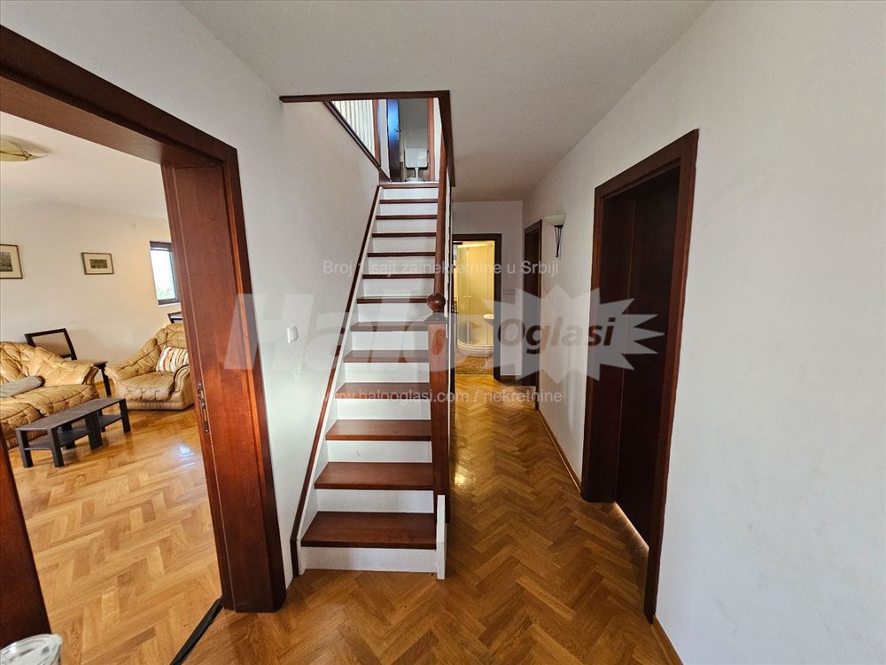 Kuća na prodaju, plac 1 hektar — 9
