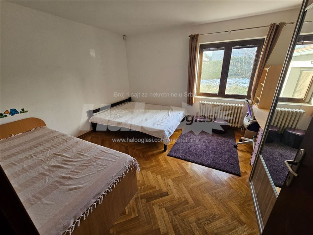 Kuća na prodaju, plac 1 hektar — 10