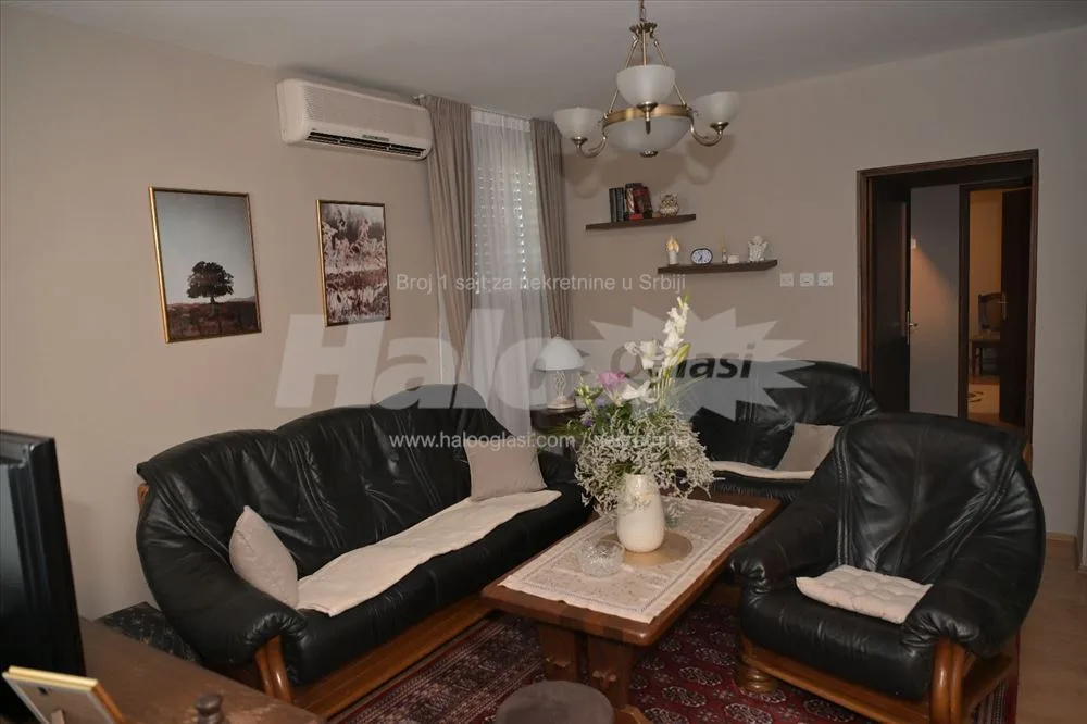 Kuća sa 3 zasebna stana – Centar 6.8km — 5