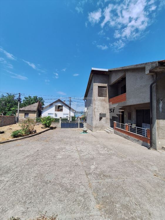 Kuća sa dvorištem, garažom, izdavanje, Višnjica — 2