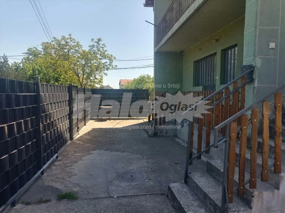 Kuća u Borči, Popova bara, uknjiženo — 2