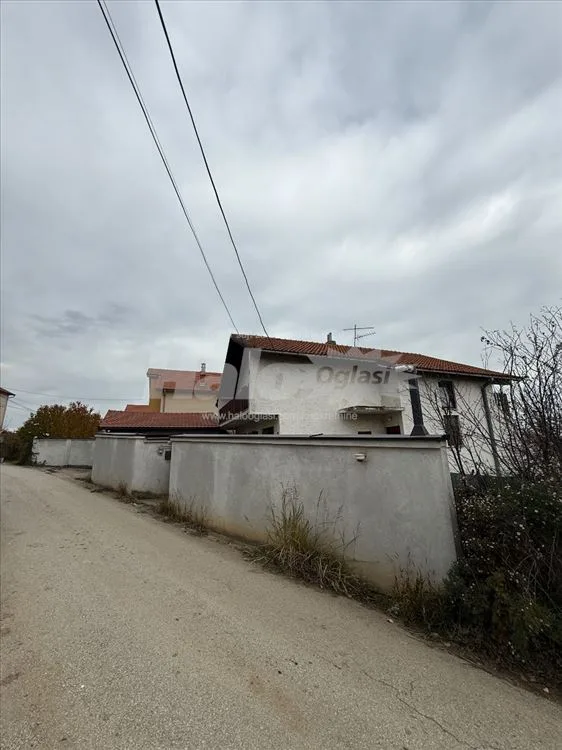 Kuća u Leštanima, Hitno — 2