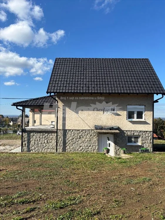 Kuca 160 kvadrata, plac 22,7 ari — 2