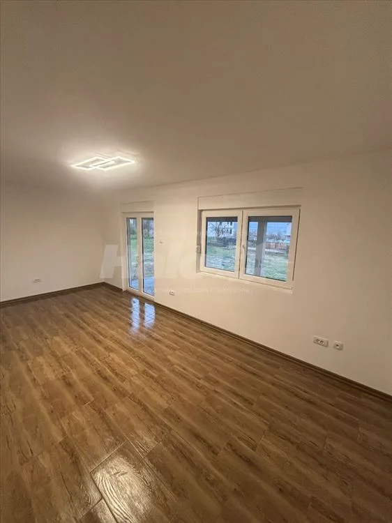 Kuca 160 kvadrata, plac 22,7 ari — 5