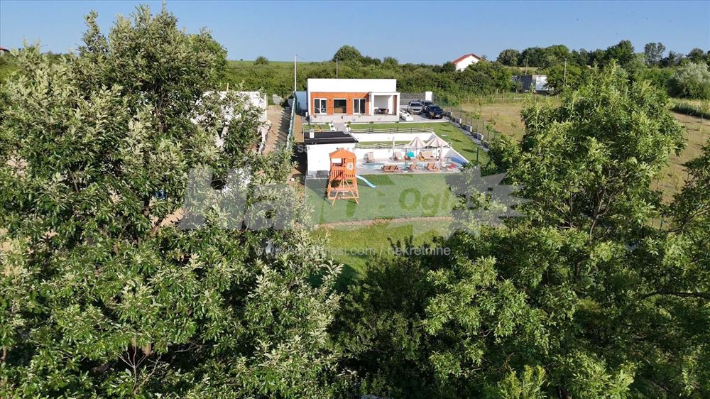 Kuca sa bazenom 147kv, plac 17,5ari, bez ulaganja. — 2