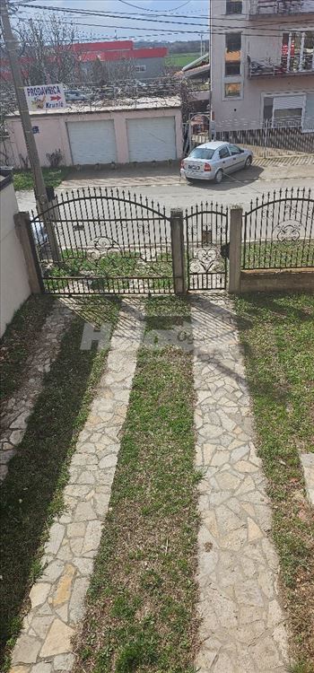 Kuca tri stana + magacin 500 m2 — 5