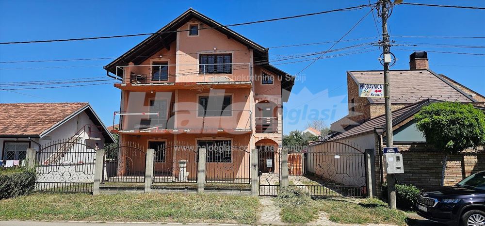 Kuca tri stana + magacin 500 m2 — 9