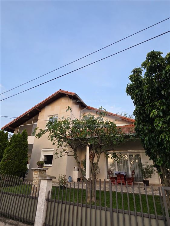 Kuca u mirnom okruzenju — 2