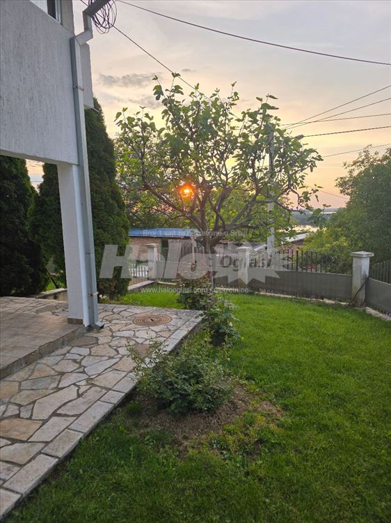 Kuca u mirnom okruzenju — 4