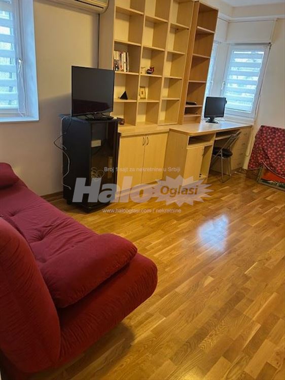 Lep, funkcionalan  stan na tri stanice od Slavije — 4