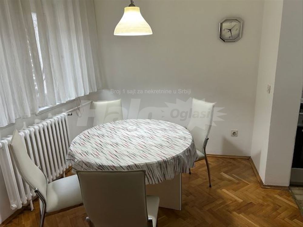 Lep, funkcionalan  stan na tri stanice od Slavije — 13