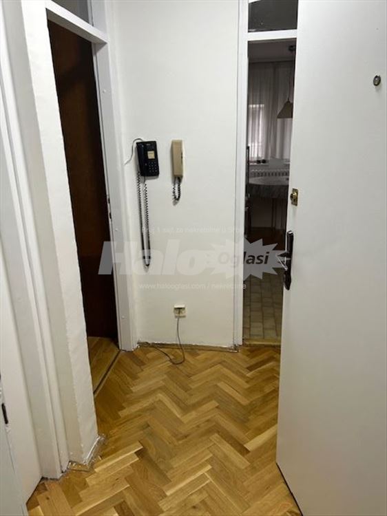 Lep, funkcionalan  stan na tri stanice od Slavije — 14