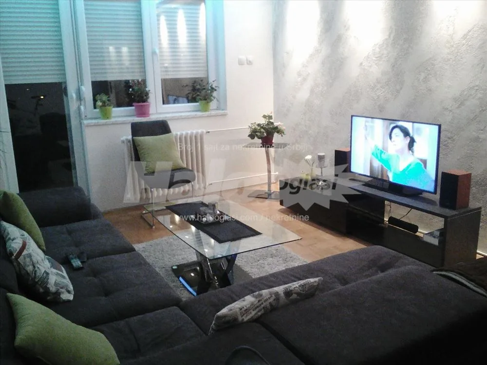 Lep moderan stan sa velikom terasom za uživanje — 3