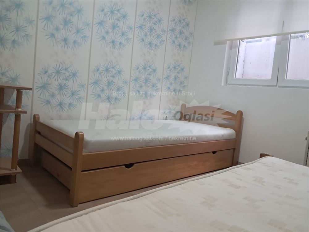 Lep namesten stan u blizini SC Olimp — 2