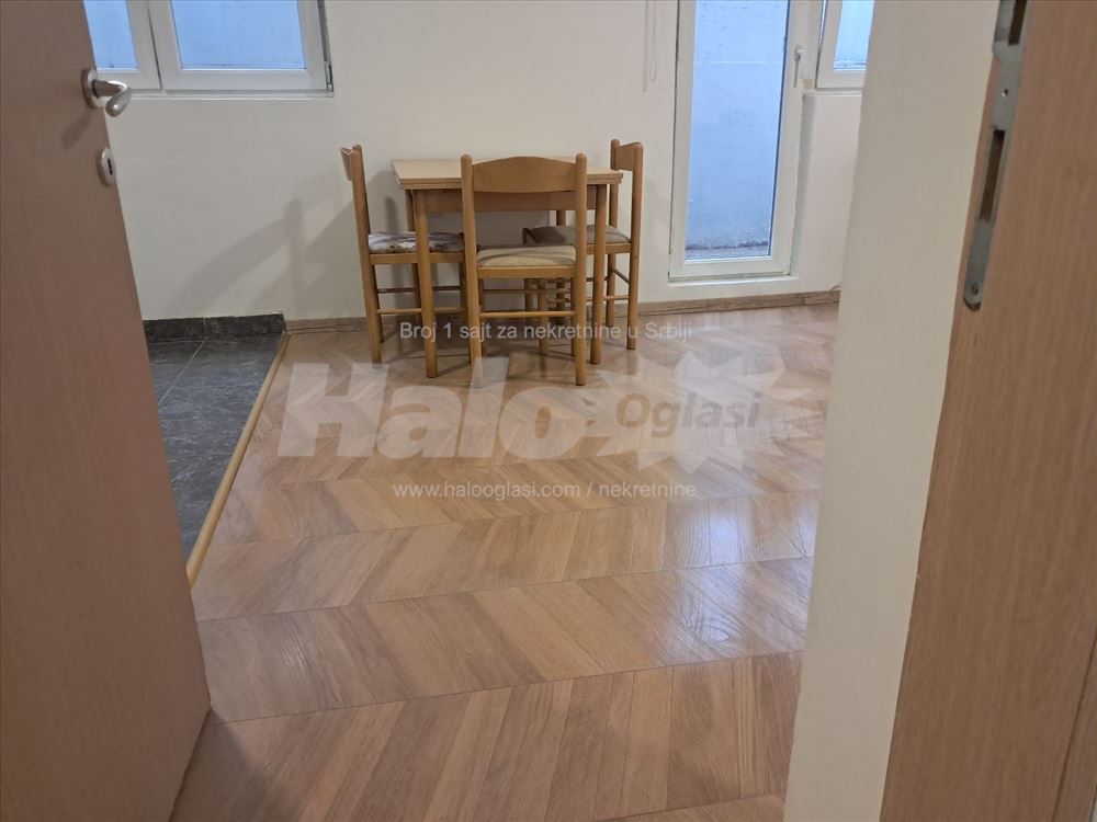 Lep namesten stan u blizini SC Olimp — 12