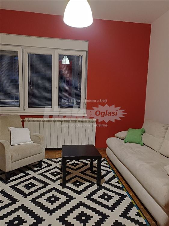 Lep, prostran, dvoiposoban stan u centru grada — 15