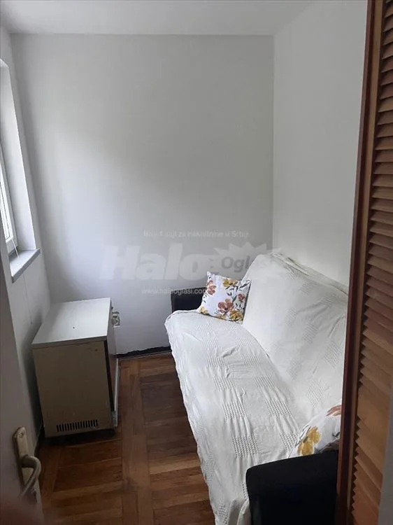 Lep prostran stan okružen zelenilom — 10