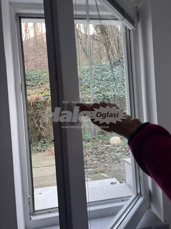 Lep prostran stan okružen zelenilom — 11