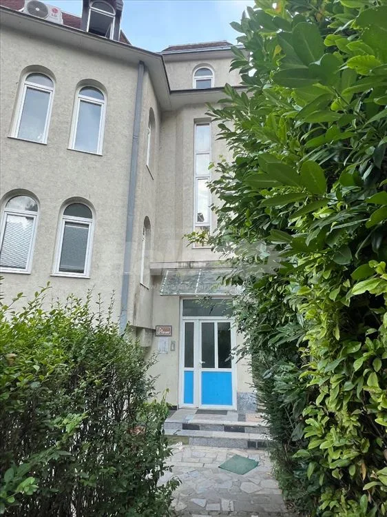 Lep prostran stan okružen zelenilom — 12