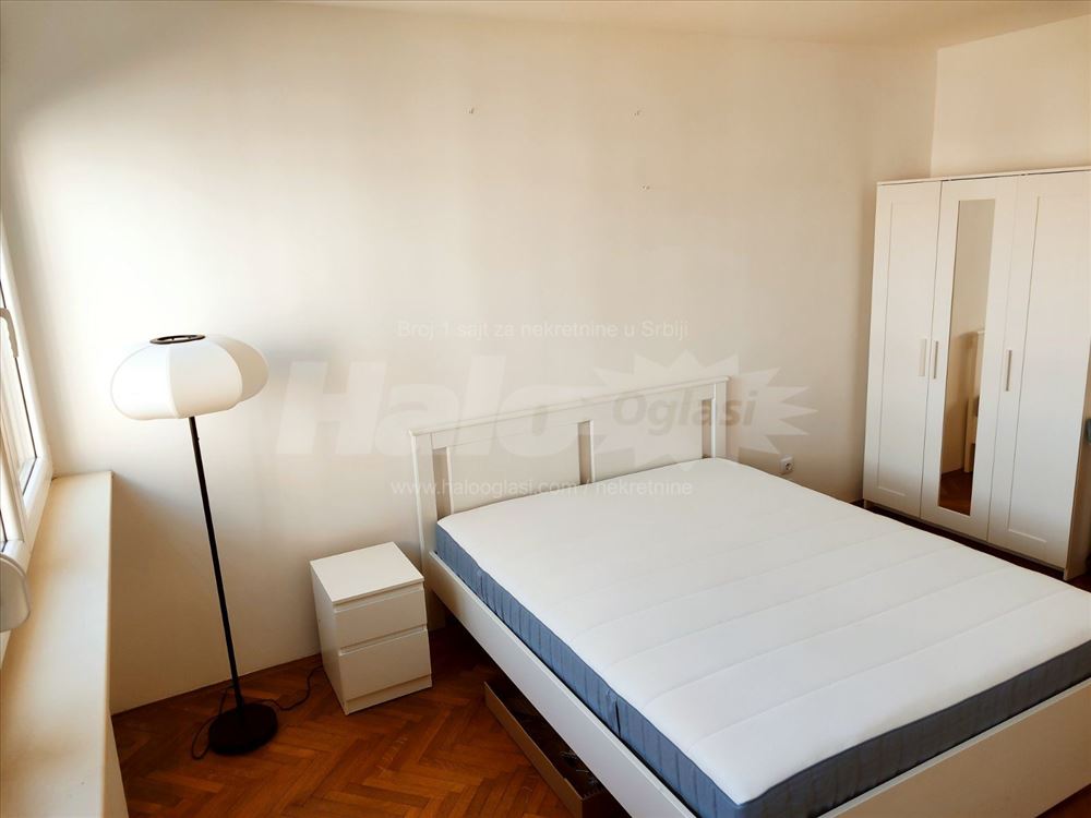 Lep svetao 3.0 stan, kod tržnog centra BEO — 2