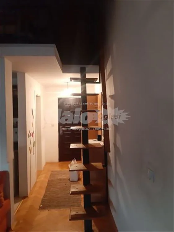 Lepa garsonjera sa galerijom — 3