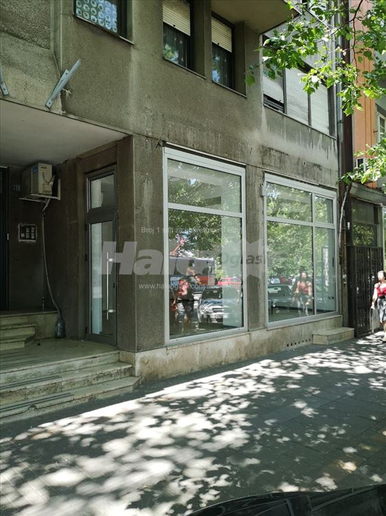 Lokal na prometnoj lokaciji - Vukov spomenik — 2
