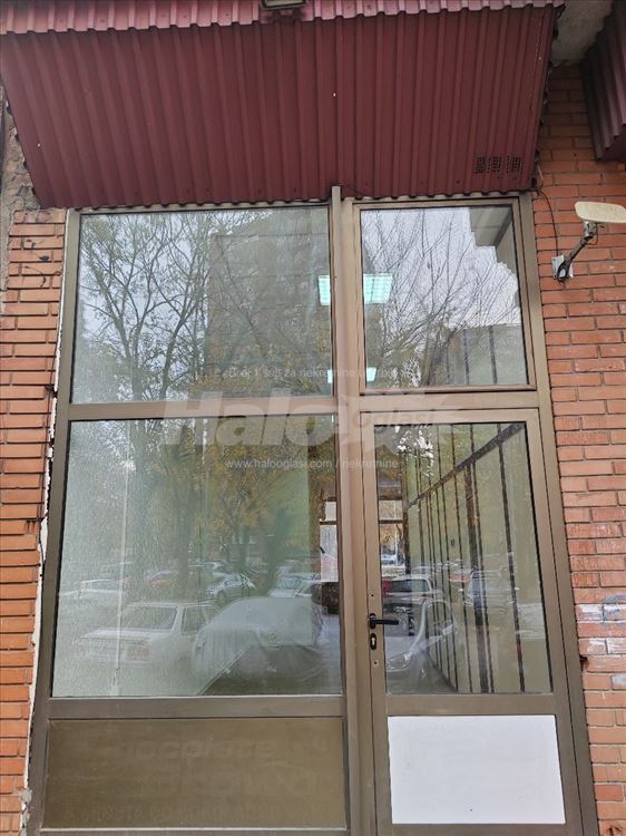 Lokal - Raskrsnica Pariske komune i Mar. Tolbuhina — 11
