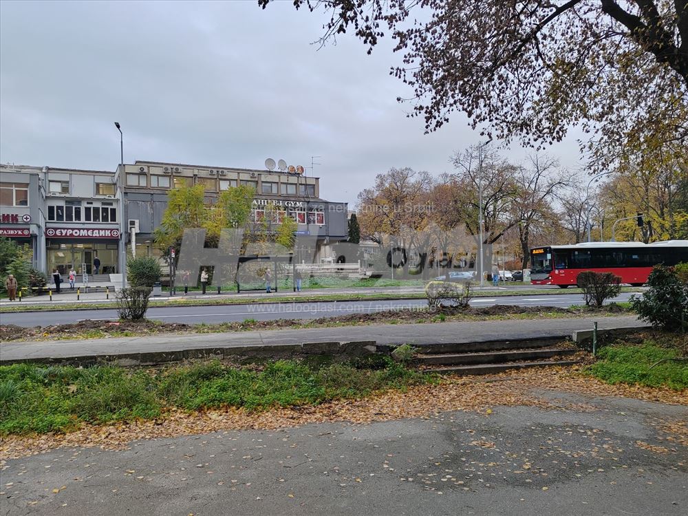 Lokal - Raskrsnica Pariske komune i Mar. Tolbuhina — 12