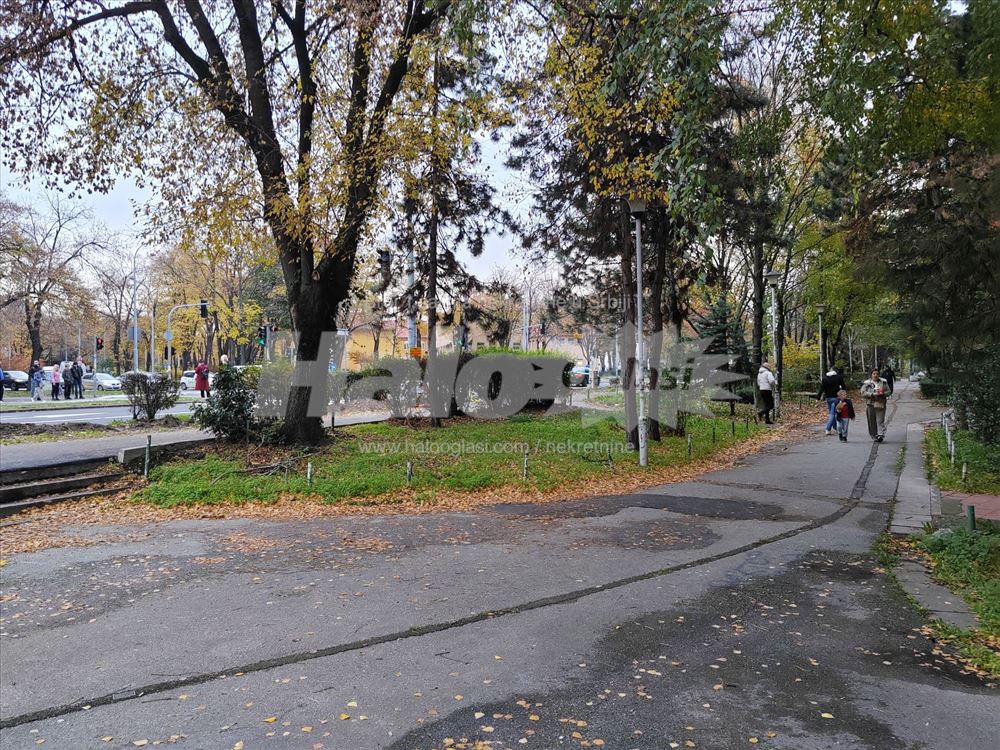 Lokal - Raskrsnica Pariske komune i Mar. Tolbuhina — 13