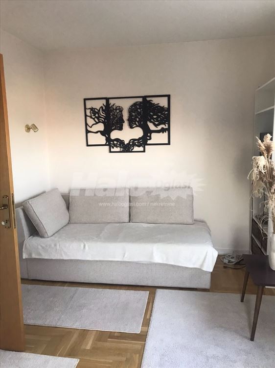 Luksuzan stan sa dve terase i pogledom u sumu — 3