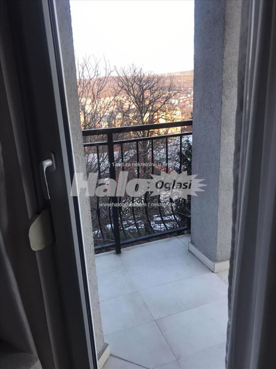 Luksuzan stan sa dve terase i pogledom u sumu — 5