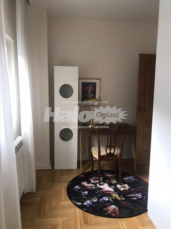 Luksuzan stan sa dve terase i pogledom u sumu — 10