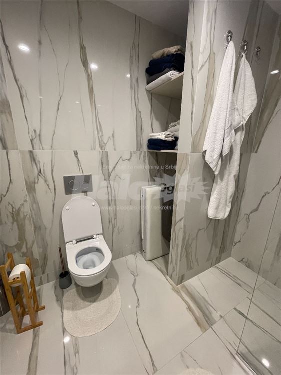 Luksuzan trosoban stan u zgradi Kennedy residence — 10