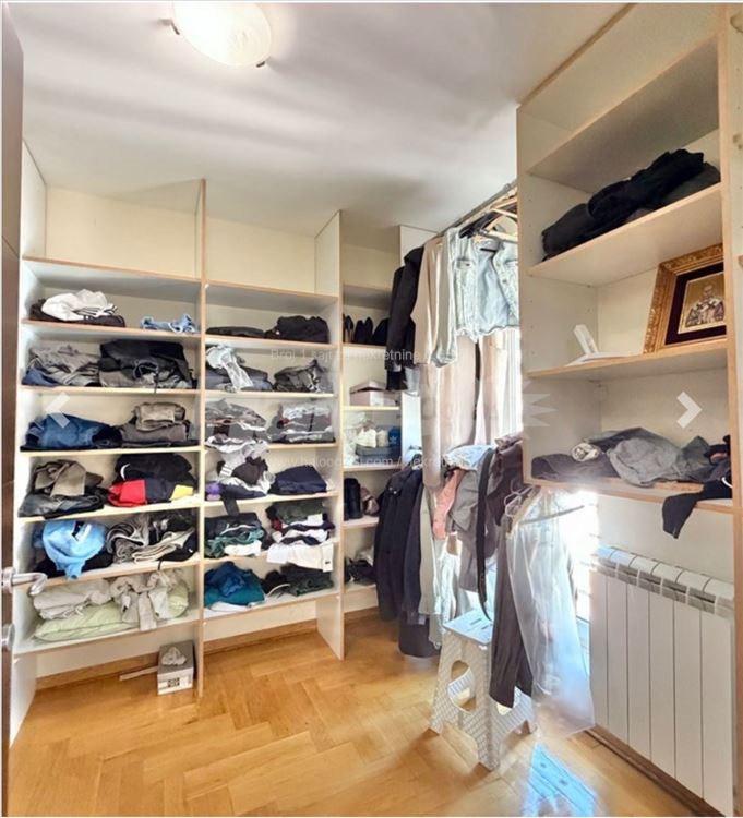 Luksuzna porodicna kuca sa dvoristem i bazenom — 11