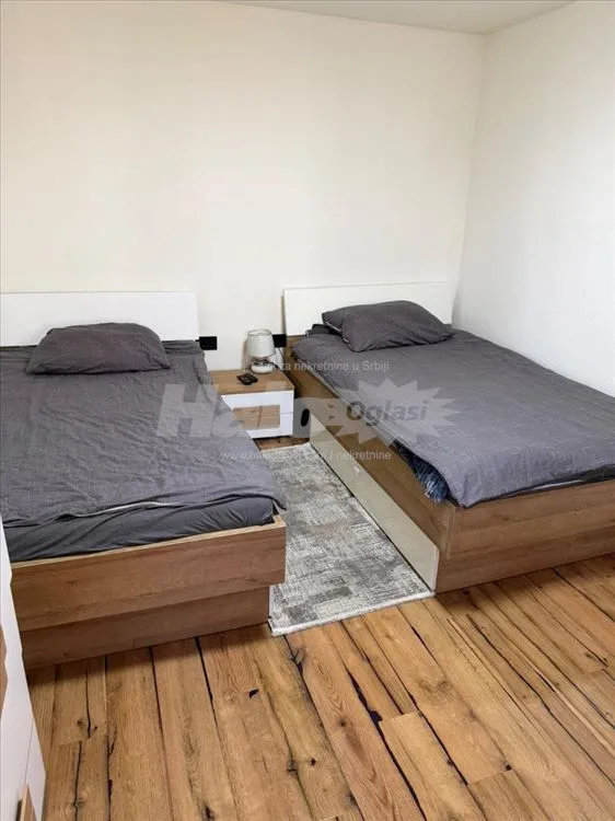 Luksuzno opremljena kuća u mirnom delu grada — 8
