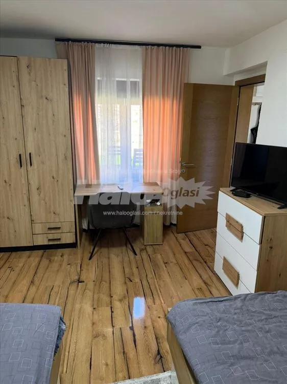 Luksuzno opremljena kuća u mirnom delu grada — 9