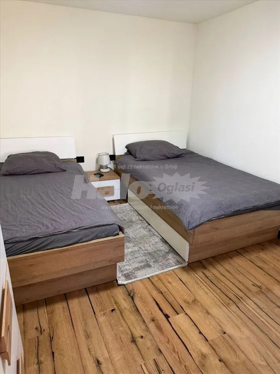 Luksuzno opremljena kuća u mirnom delu grada — 10