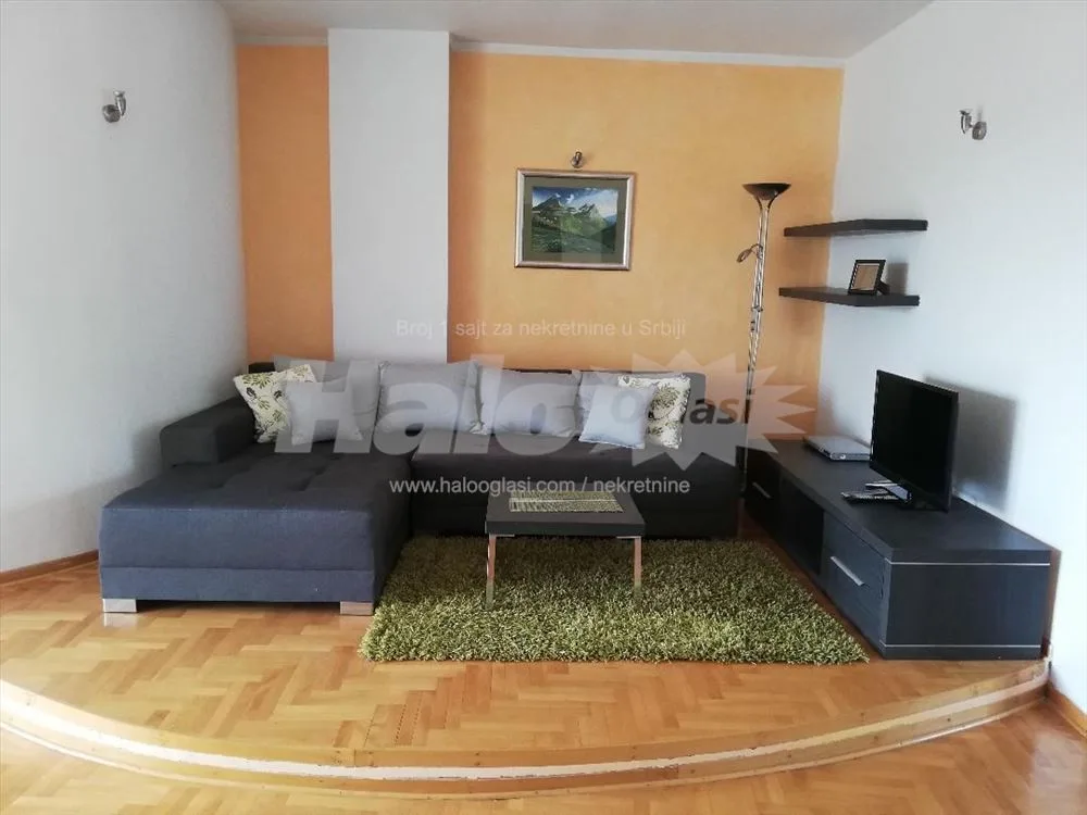Lux 2,5 namesten stan, u cenu ukljucen info stan — 2