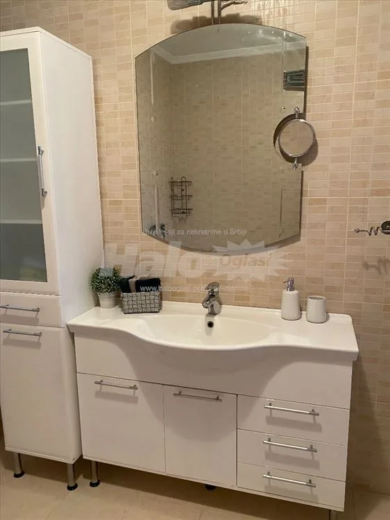 Lux 2,5 namesten stan, u cenu ukljucen info stan — 12