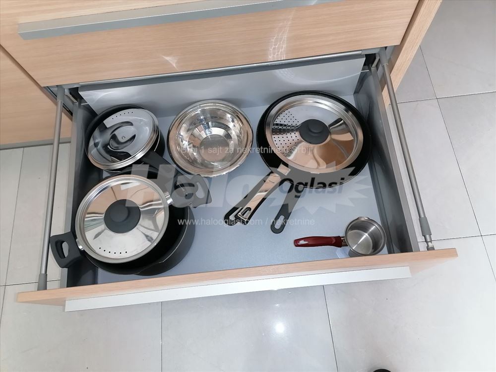 Lux kompletno opremljen 3.0, garaza Vukov spomenik — 9