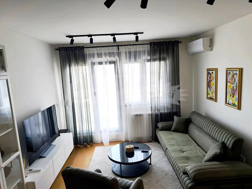 Lux namešten useljiv garaža može kredit — 2