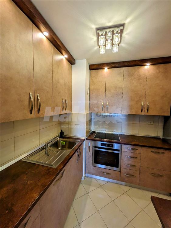 Lux opremljen trosoban stan na top lokaciji — 2