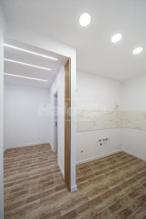 LUX, uknjižen, odmah useljiv, 2 spavaće sobe — 4