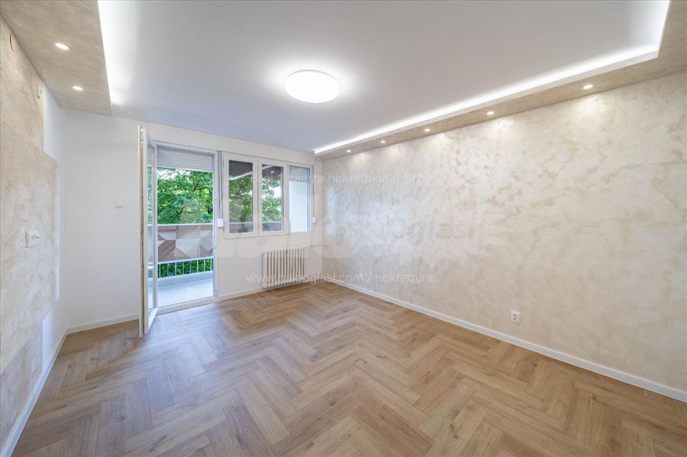 LUX, uknjižen, odmah useljiv, 2 spavaće sobe — 12