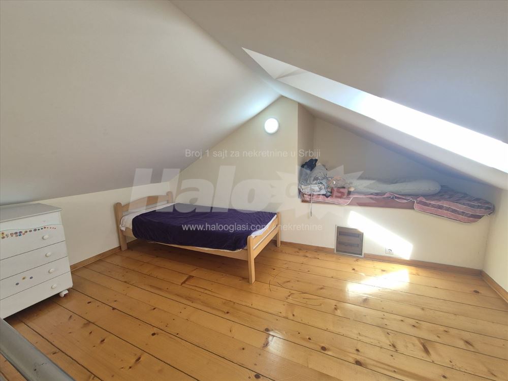 Miran stan sa terasom, parkingom i pogledom — 11